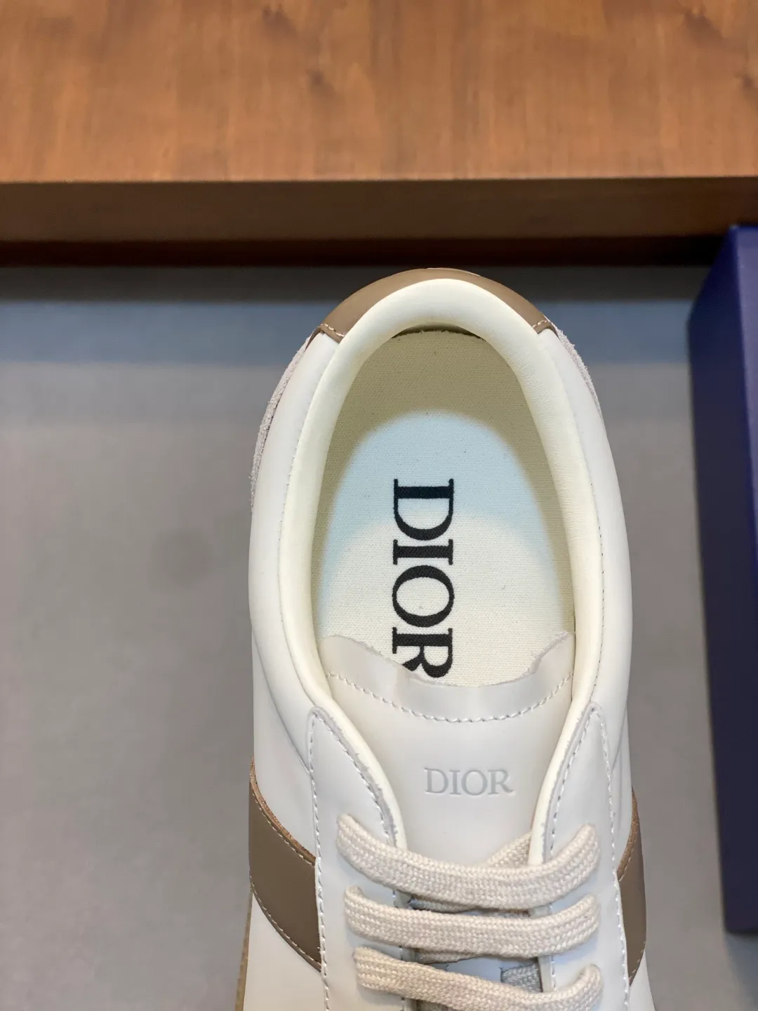 Factory P400💰Dior Dior Series Casual Sports Shoes Skateboard Shoes Original purchase, development, and production. This sports shoe is a new product for the fall of 2023. It reinterprets the classic tennis shoes. The fashionable silhouette highlights the thickness. Crafted from navy and white jacquard with Oblique print and suede panels, it features a distinctive padded tongue embossed with the Dior signature, wide navy mohair laces and brass eyelets with a matte tonal finish. White rubber sole with Dior Oblique pattern, enhanced by a contrasting Dior 30 Avenue Montaigne signature on the rear. It can add fashionable temperament to casual looks. Exquisite packaging at the delivery counter 🛍📦 ▪️ Fabric: Original customized Oblique presbyopia + cowhide ▪️ Lining: Original customized sheepskin + breathable mesh ▪️ Sole: Original molded anti-slip rubber material ▪️ Bottom thickness: 4CM ▪️ Size: Men's 38-45 (38, 45, 46 customized)